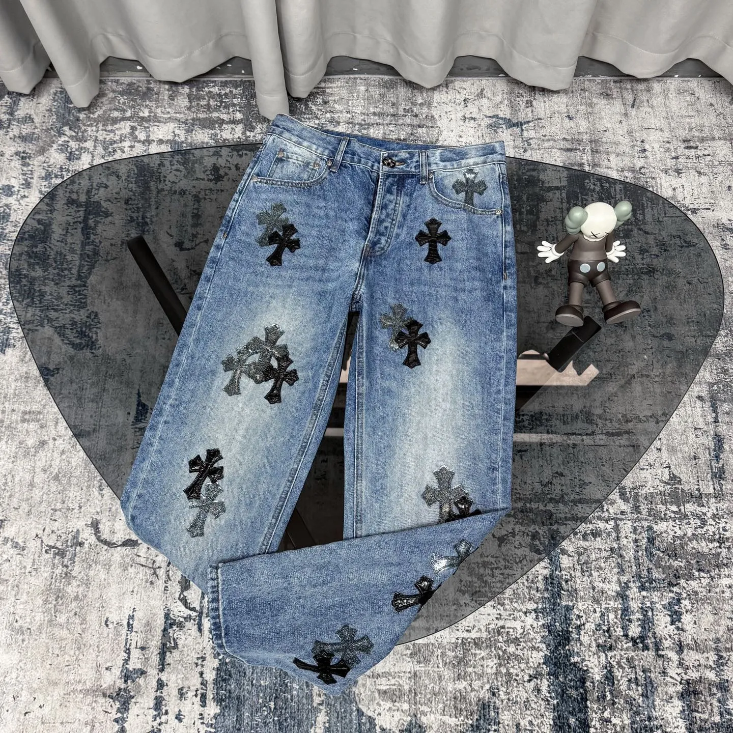 P260 Chromehearts washed blue starry sky crocodile patch leather jeans adopt starry sky theme leather elements, mostly presented in the shape of a cross, with glitter on the leather surface. Unique design, simple and elegant details, exquisite workmanship, the entire trousers are neatly routed, and the details are in place! Ceiling-level jeans, a pair that is hard to find at the counter. About Zangyin, this is an extremely luxurious fashion brand that can also be called the aristocrat of the high street. It has always been an exclusive brand for some hipsters or the rich second generation. It is more luxurious and noble than ordinary high streets. It is more fashionable and individual than luxury brands. Top heavy industry fashion design has always been created in high street luxury style. Speaking of this style, Zangyin family and GU family are definitely the leading representative brands, especially the Zangyin family's creation of high street style. It has really achieved a state-of-the-art effect. The color system of this model is made of unique washed materials. It is already quite eye-catching. It is decorated with pink patchwork cross flowers, which cleverly highlights the charm of the brand. Secondly, this model adopts a classic high-waist cutting design, which highlights the long legs and fashionable temperament of the upper body. The brand is highly recognizable and the slim-fitting configuration is more suitable for daily wear. Personality, fashion, and specification interpretation are all at a glance. Needless to say, materials and craftsmanship. As an excellent craftsman brand, Zangyin’s requirements for details and craftsmanship are really perfect. The washed color of this model has gone through a lot of processes, not to mention the embellishment of the denim appliqués. It is also purely hand-made and sewn. Just like what they believe in, only hand-made things have soul and have the meaning of wearing. A top-notch heavy-duty fashionable denim item. Recommended by both hands. Size: 28/30/32/34/36 Waist: 73/78/83/88/93 Knee: 52/53.5/55/56.5/58 Pants length: 100/102/104/106/108